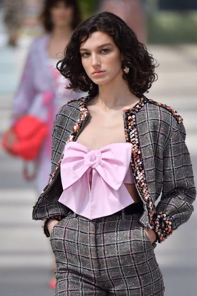 Cơn sốt của croptop nơ lẫn áo khoác classic blue còn thu hút các tín đồ thời trang trên thế giới.