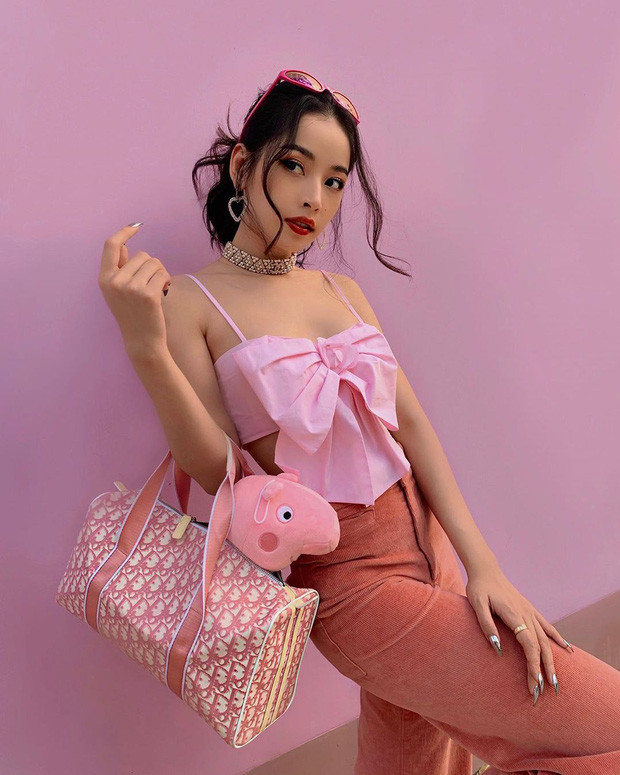 Chiếc áo nơ hồng nữ tính được Chi Pu sử dụng cùng túi Dior, vòng choker đính đá lấp lánh và logo Chanel.