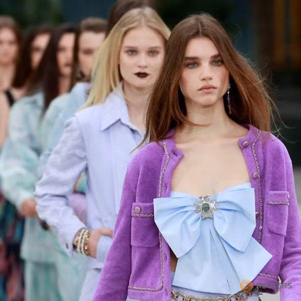 Áo nơ được biến tấu với kiểu cách và nhiều màu sắc khác nhau.