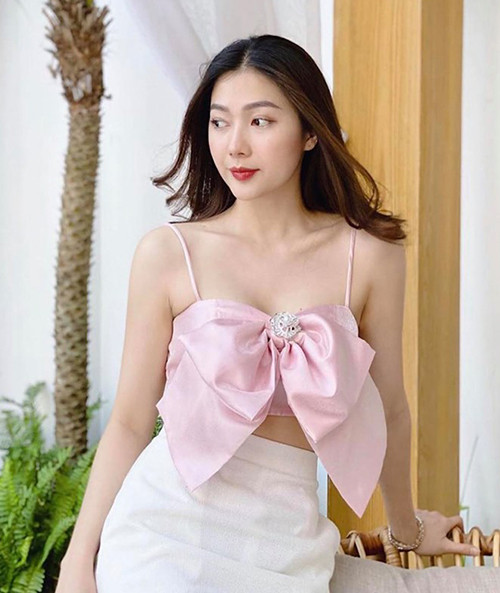Chiếc áo croptop nơ được Jennie lăng xê từ lúc tham dự show diễn của Chanel trong khuôn khổ Paris Fashion Week 2019 đến khi cô xuất hiện trên tạp chí Vogue Hàn Quốc.