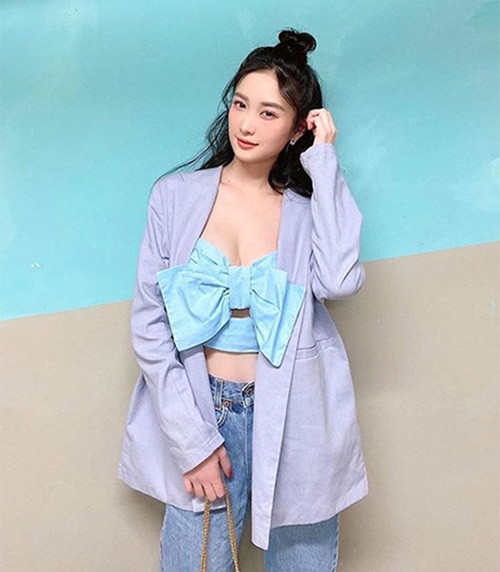 Jun Vũ mix áo nơ xanh cùng blazer dáng rộng và jeans xanh cổ điển.