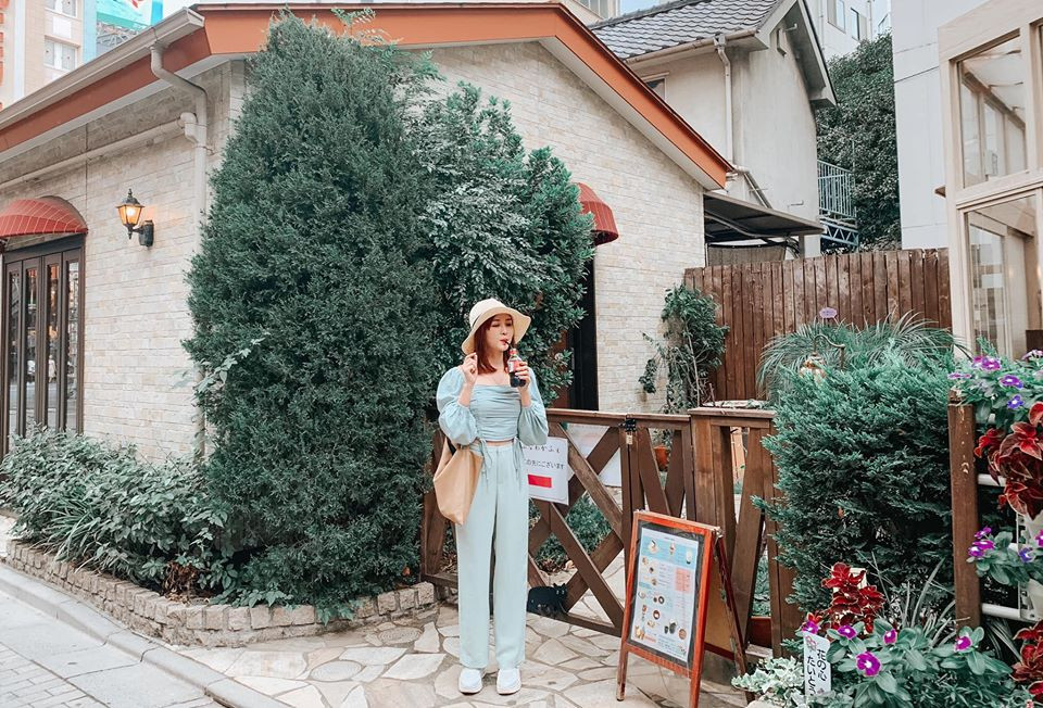 Ribi Sachi khá chuộng các bộ đồ vừa toát lên vẻ nữ tính nhưng vẫn năng động, sành điệu.