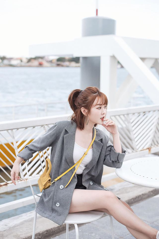 Hầu hết trang phục của Ribi Sachi đều khá đơn giản nhưng nhờ gu thẩm mỹ cao cùng công thức phối đồ ấn tượng, những bộ cánh được cô khoác lên người đều trở nên bắt mắt.