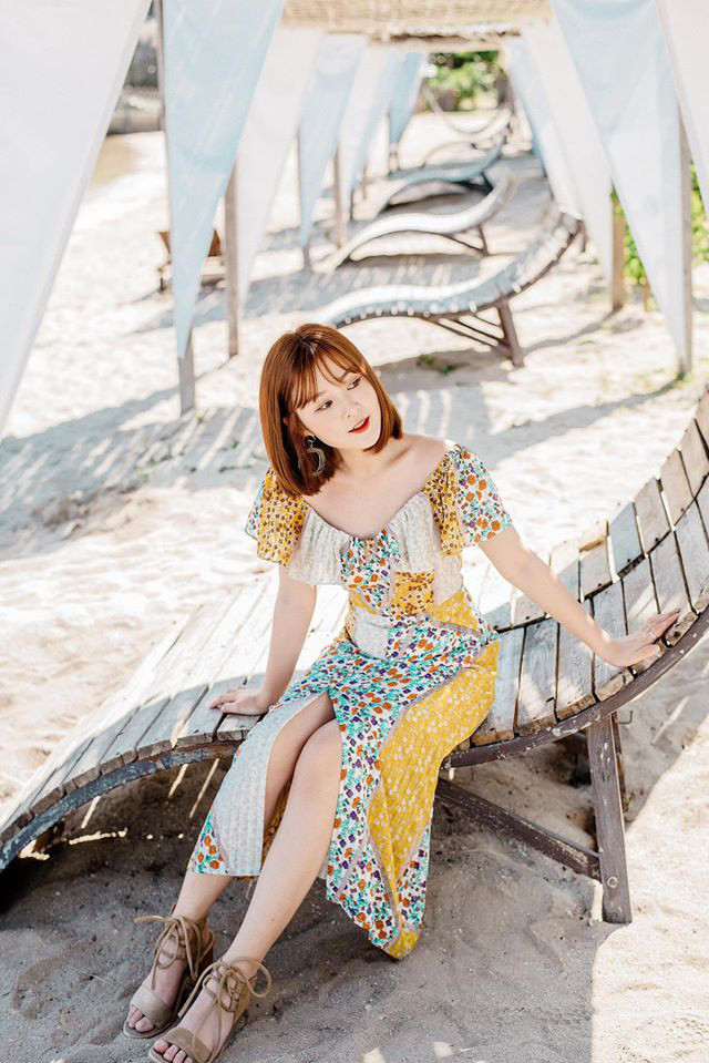 Khi đi biển, cô nàng hot girl mặc đầm maxi cắt xẻ hở vừa đủ quyến rũ mà vẫn thanh kịch.