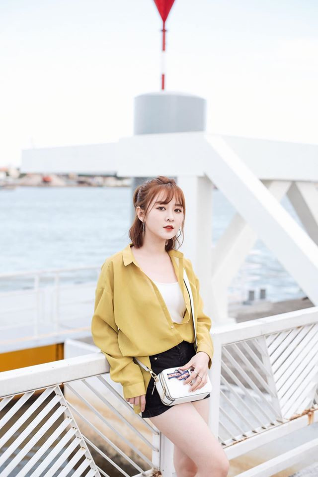 Cô nàng thường xuyên diện các kiểu quần short để khoe đôi chân thon thả và trắng nõn. Ảnh: FBNV. Video "Minh Hằng chia sẻ về phong cách thời trang". Nguồn: VTC.