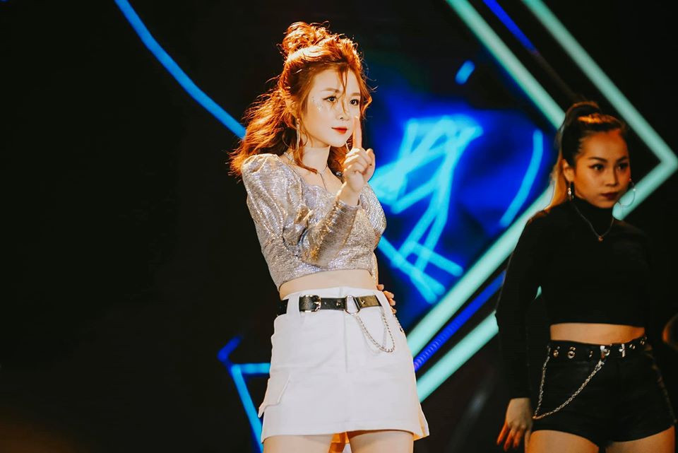 Một trong những lần hiếm hoi cô mặc gợi cảm trên sân khấu.