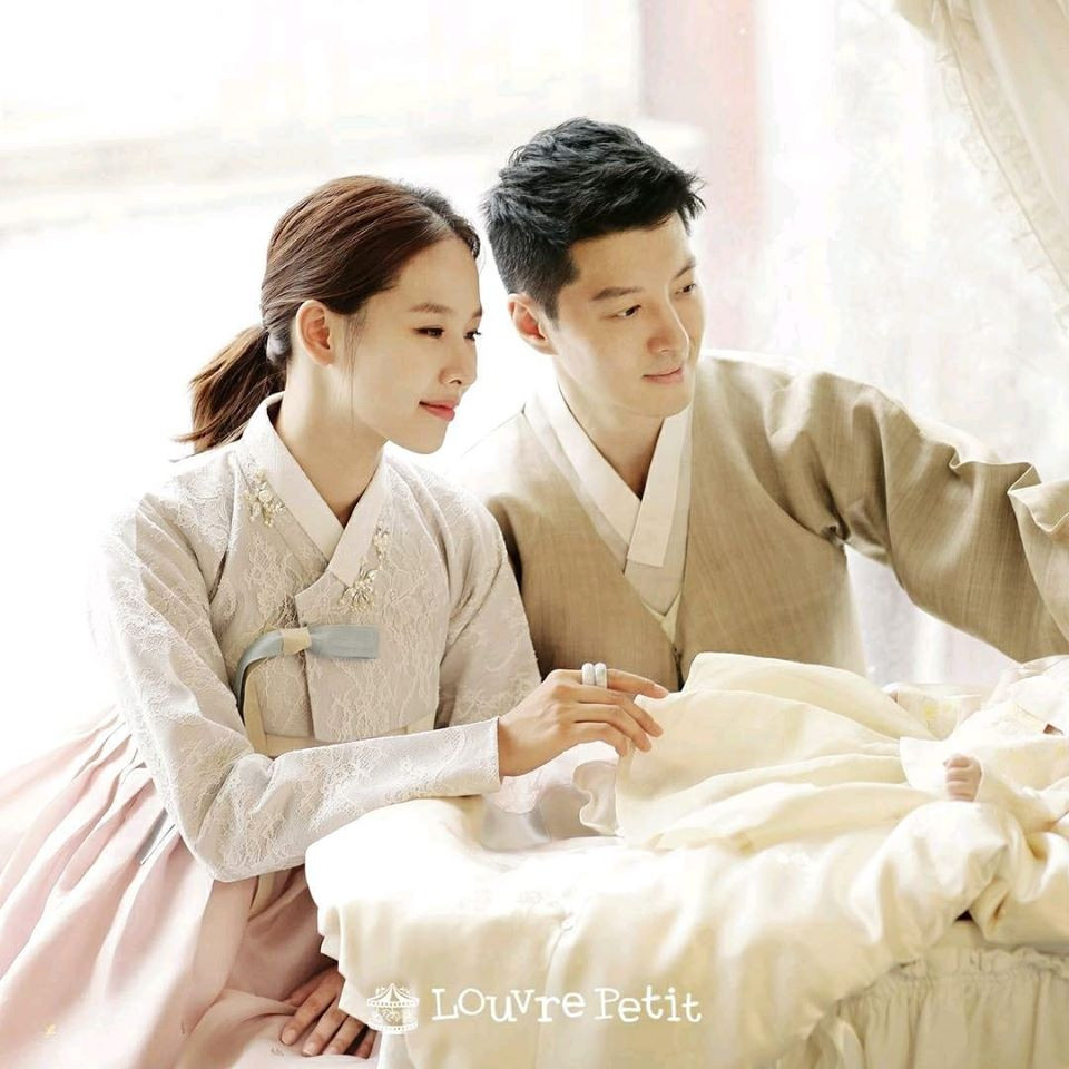 Sáng ngày 28/5, vợ chồng diễn viên nổi tiếng Jo Yoon Hee - Lee Dong Gun tuyên bố chính thức ly hôn sau 3 năm chung sống. Trước khi đường ai nấy đi, cặp đôi có gu thời trang ăn ý mỗi lần công khai ảnh.