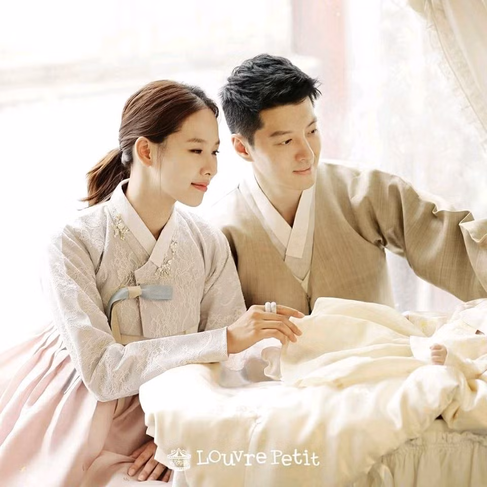 Sáng ngày 28/5, vợ chồng diễn viên nổi tiếng Jo Yoon Hee - Lee Dong Gun tuyên bố chính thức ly hôn sau 3 năm chung sống. Trước khi đường ai nấy đi, cặp đôi có gu thời trang ăn ý mỗi lần công khai ảnh.