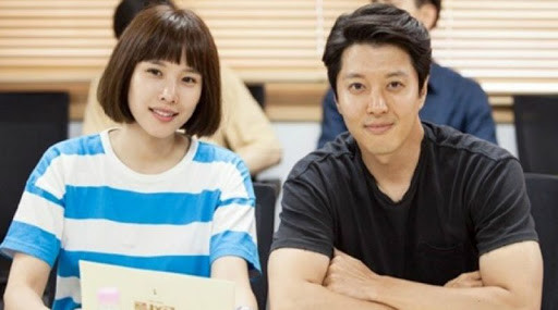 Dù không diện trang phục tương đồng về màu sắc nhưng cả hai vẫn chọn cùng một kiểu áo phông cổ tròn khi đi cạnh nhau. Ảnh: Internet.