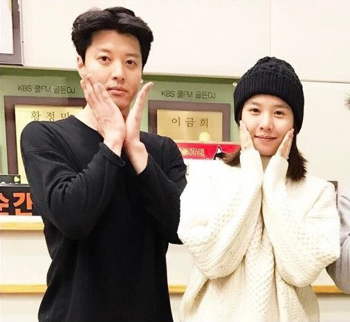 Đen-trắng là hai gam màu đối lập nhưng tạo nên sự đồng điệu cho Lee Dong Gun và vợ cũ.