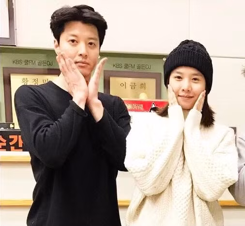 Đen-trắng là hai gam màu đối lập nhưng tạo nên sự đồng điệu cho Lee Dong Gun và vợ cũ.