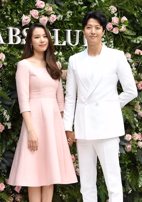 Khi đi sự kiện, Lee Dong Gun diện cả bộ suit trắng lịch lãm trong khi Jo Yoon Hee chọn chiếc đầm hồng nữ tính.