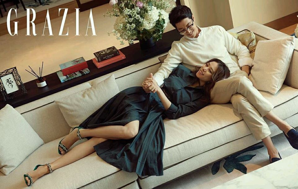 Cách ăn mặc thanh lịch của hai vợ chồng Lee Dong Gun được nhiều người đánh giá cao.