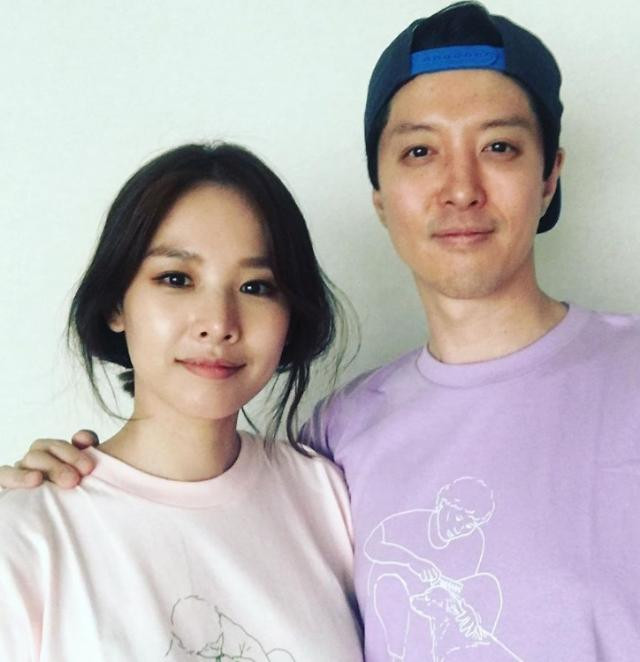 Khi ở nhà, cặp đội diện áo phông có màu sắc khá tương đồng.