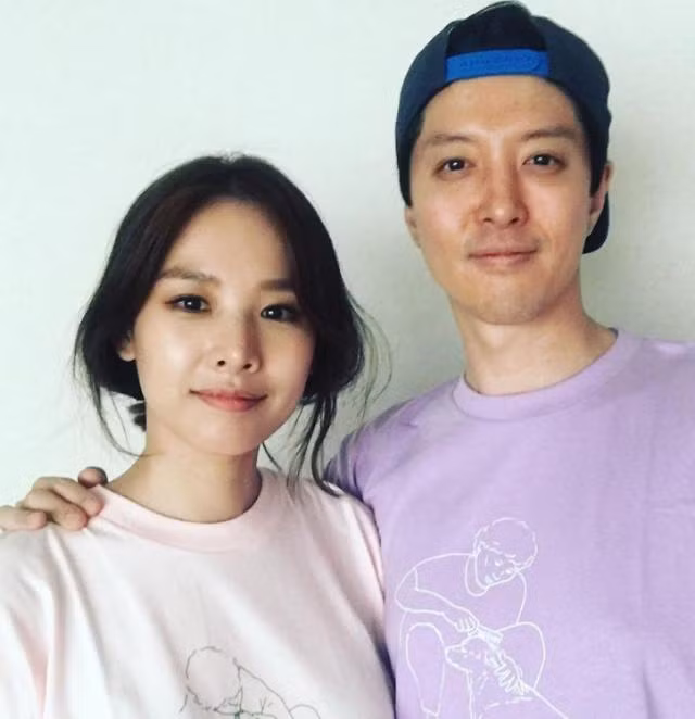 Khi ở nhà, cặp đội diện áo phông có màu sắc khá tương đồng.