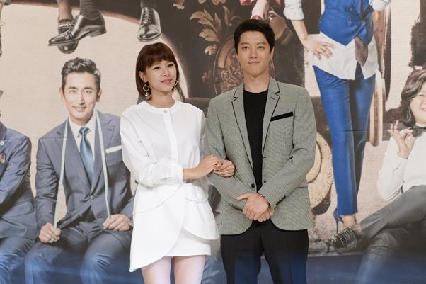 Cách phối đồ thanh lịch và ăn rơ với nhau của cặp vợ chồng được thể hiện qua cách chọn trang phục.