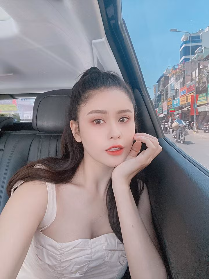 Trương Quỳnh Anh của hiện tại còn được cho là táo bạo, ăn mặc gợi cảm hơn trước đây.