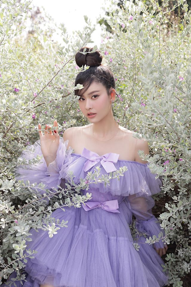 Bà mẹ một con rất chuộng các kiểu đầm trễ vai để khoe vai trần nuột nà.