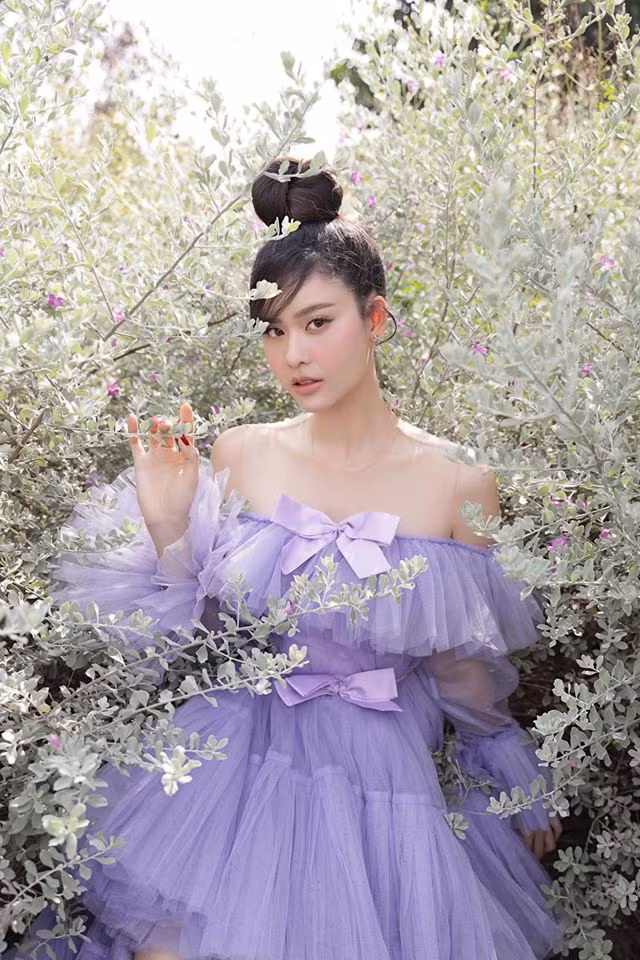 Bà mẹ một con rất chuộng các kiểu đầm trễ vai để khoe vai trần nuột nà.