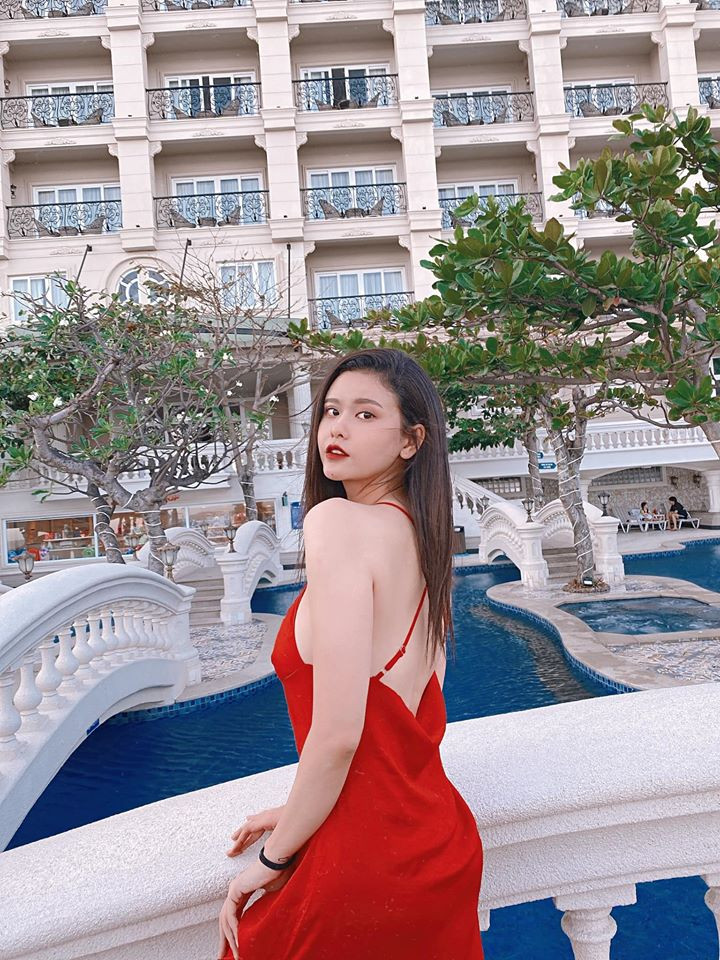 Trương Quỳnh Anh thường xuyên mặc những bộ đồ gợi cảm khi xuất hiện trong các sự kiện giải trí và cả cuộc sống đời thường.