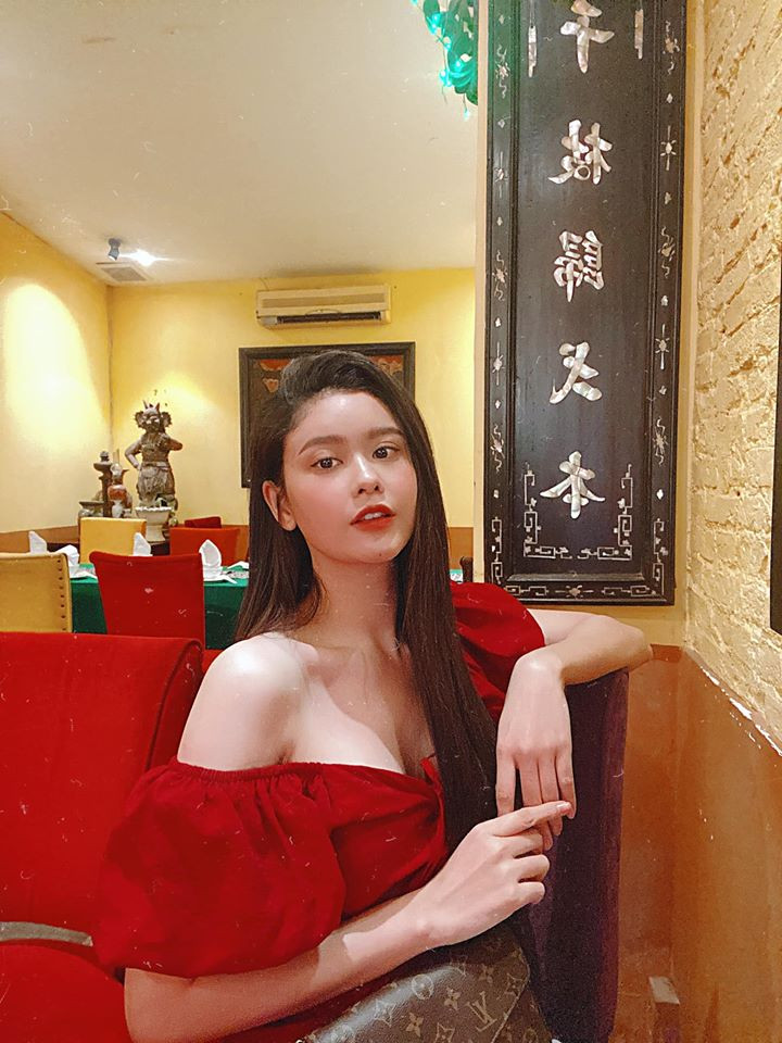 Thời gian gần đây, khi xuất hiện trong các sự kiện giải trí, cô luôn mặc những bộ đầm trễ nải khoe được lợi thế vóc dáng.