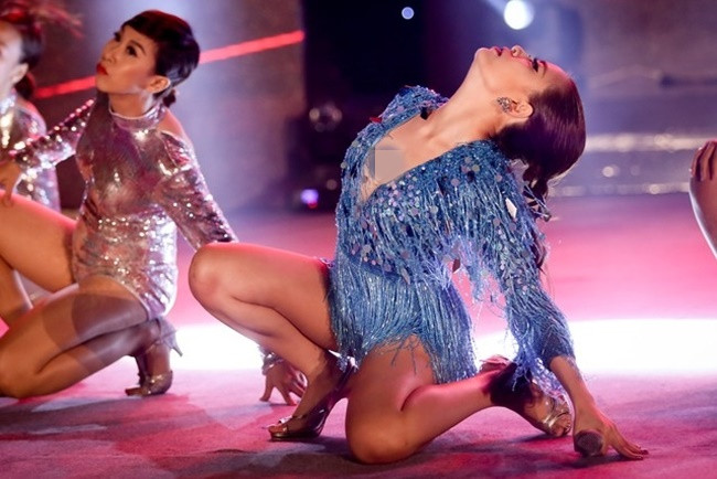 Đồ liền thân hoặc các thiết kế cut-out, xuyên thấu là sự lựa chọn yêu thích của Hoàng Thùy Linh.