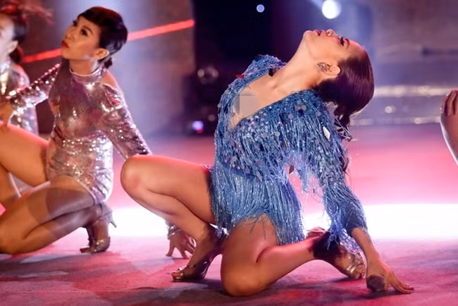 Đồ liền thân hoặc các thiết kế cut-out, xuyên thấu là sự lựa chọn yêu thích của Hoàng Thùy Linh.