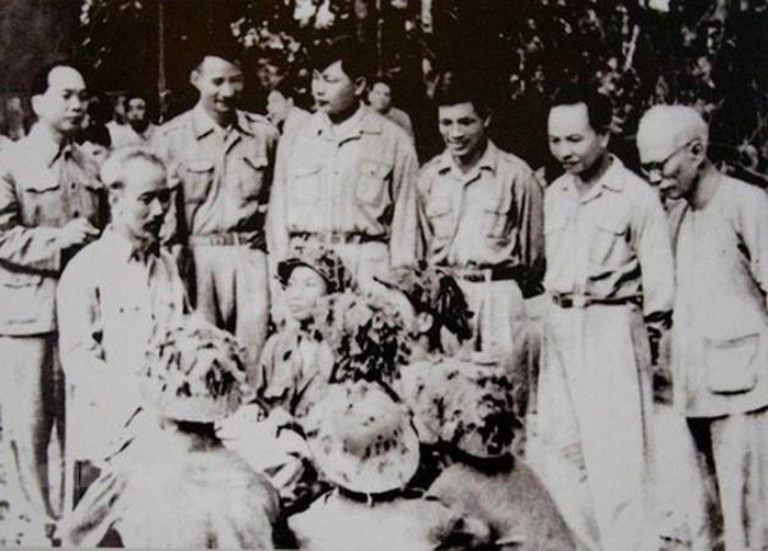 Bac Ho va Dai tuong Vo Nguyen Giap trong Chien dich Dien Bien Phu-Hinh-14