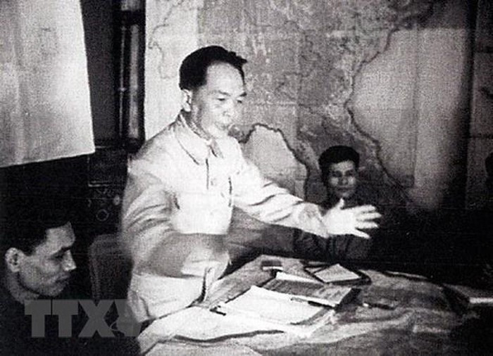 Bac Ho va Dai tuong Vo Nguyen Giap trong Chien dich Dien Bien Phu-Hinh-11