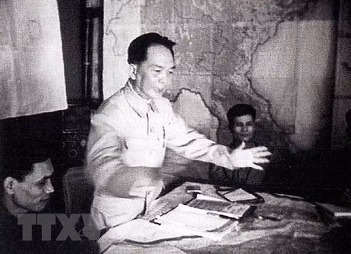 Bac Ho va Dai tuong Vo Nguyen Giap trong Chien dich Dien Bien Phu-Hinh-11