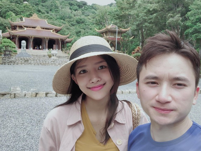 Khi dưỡng ẩm, Khánh Vy thường dùng serum tinh chất và xịt khoáng. Ngoài ra, cô thường xuyên sử dụng các mặt nạ từ nguyên liệu tự nhiên như dưa leo, khoai tây để cấp ẩm, làm sáng da.