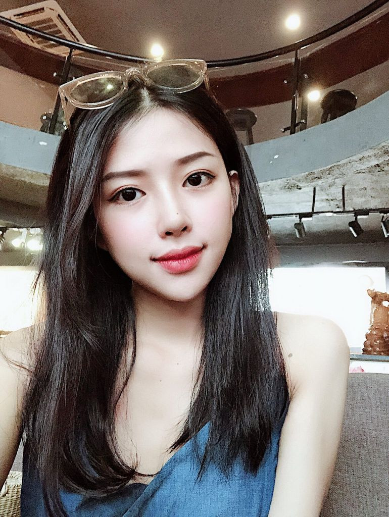 Bên cạnh đó, Khánh Vy áp dụng chế độ ăn giúp tăng cơ, giảm mỡ. Cô ăn ít đồ ngọt, ít đường, thay vào đó ăn nhiều đạm như là thịt gà, cá hồi hoặc thịt bò. Bên cạnh đó, Khánh Vy uống thêm uống thực phẩm bổ sung để thân hình săn chắc.