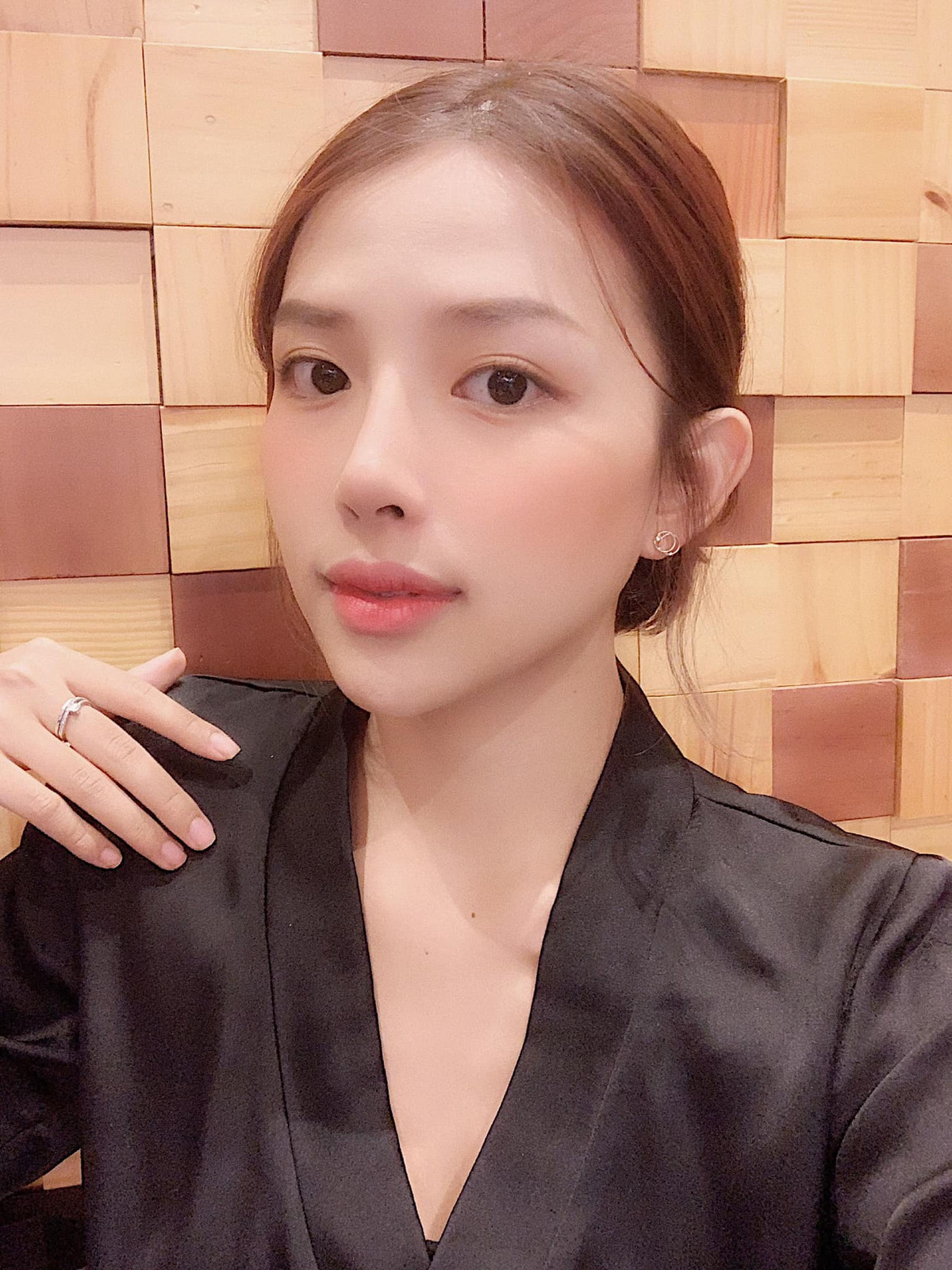 Riêng khi đi sự kiện phải trang điểm đậm, bạn gái Phan Mạnh Quỳnh đặc biệt chú ý tới việc tẩy trang, sau đó cô đắp mặt nạ cấp ẩm để lấy lại độ căng bóng, tươi tắn cho làn da. Ngoài ra, Khánh Vy cũng thường đi tới spa để chăm sóc da chuyên sâu hơn.