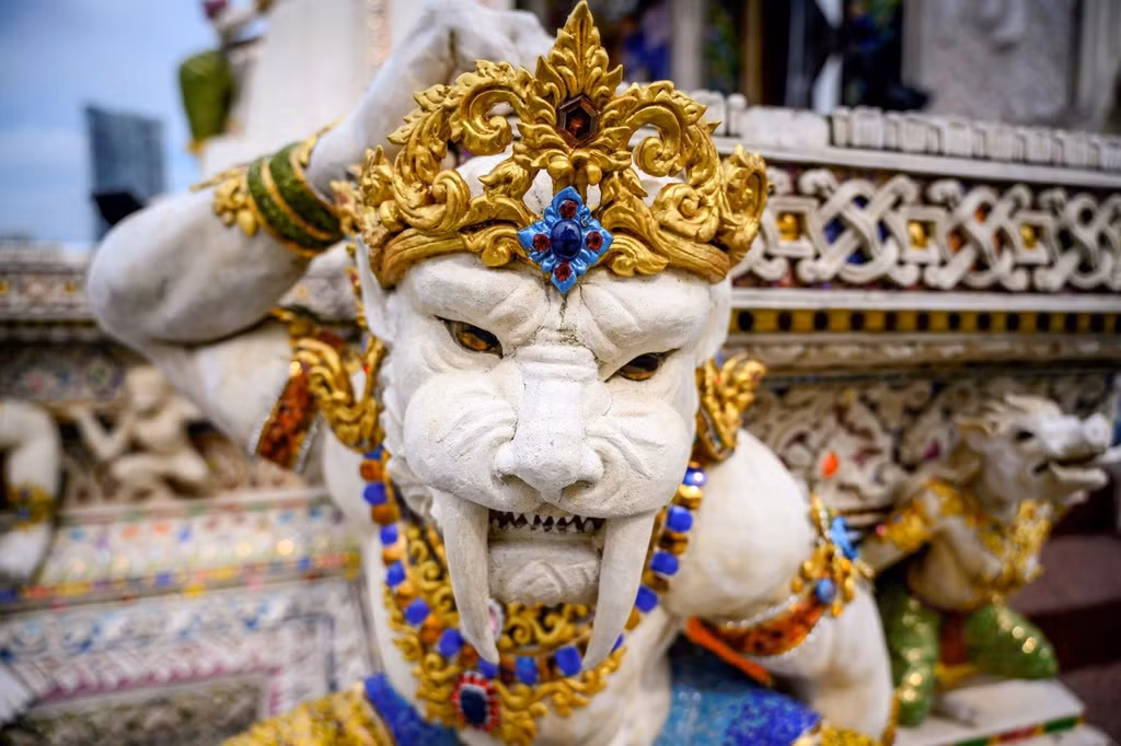 Ngoi chua tho ca tuong David Beckham dat vang va Nguoi Nhen, Nguoi Doi-Hinh-6