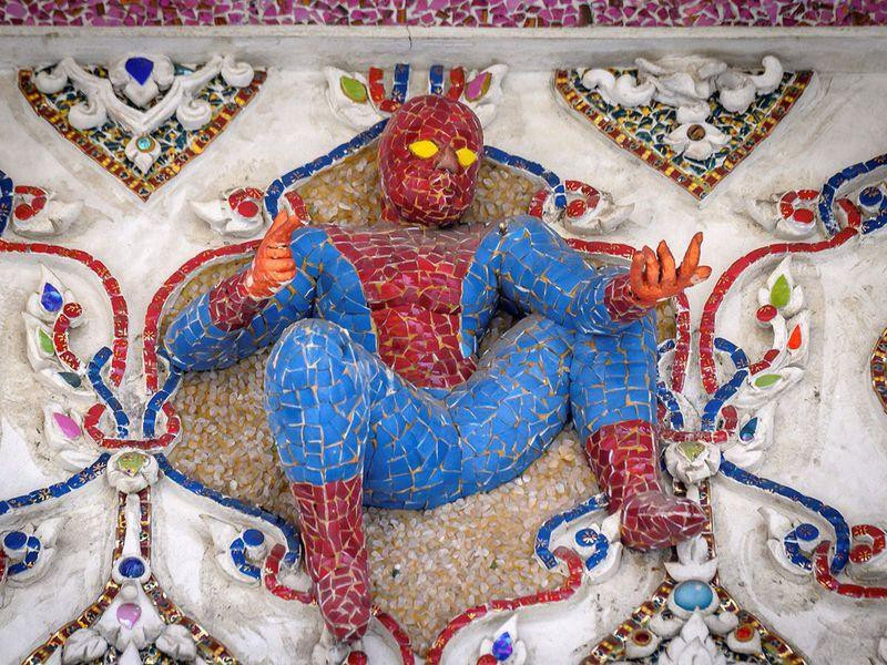 Ngoi chua tho ca tuong David Beckham dat vang va Nguoi Nhen, Nguoi Doi-Hinh-3