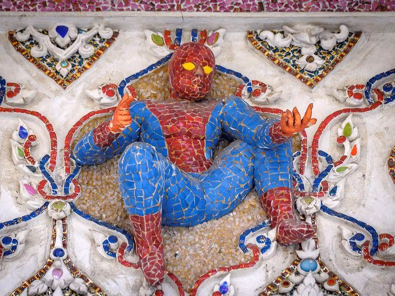 Ngoi chua tho ca tuong David Beckham dat vang va Nguoi Nhen, Nguoi Doi-Hinh-3