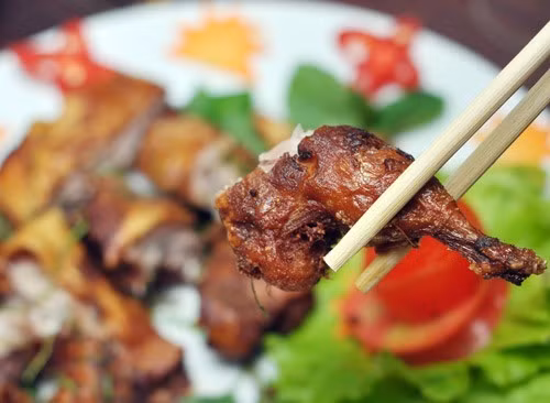 Chuột đồng áp chảo: Loại chuột thường dùng để áp chảo là chuột cống nhum. Sau khi làm sạch, chuột ướp với ngũ vị, tiêu, đường, tỏi, muối, bột ngọt, mật ong...