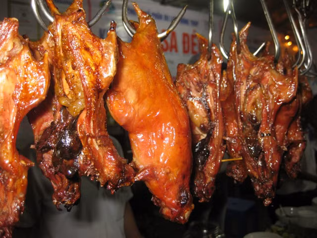 Chuột quay lu: Để chế biến món chuột quay lu phải chọn những chú béo múp. Làm sạch ruột, cắt móng, rồi tẩm ướp gia vị trong khoảng 15 phút, sau đó móc từng con cho vào lu, vừa quay vừa trở tay. Trong lúc quay, liên tục thêm mỡ, thêm nước gia vị, khoảng một tiếng thì chuột chín.