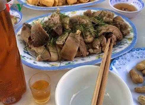Chuột luộc ép lá chanh: Sau khi làm sạch, chuột được luộc chung với nước mưa. Chuột chín, vớt ra, để ráo, rồi xếp lên thớt, cho lá chanh lên trên.