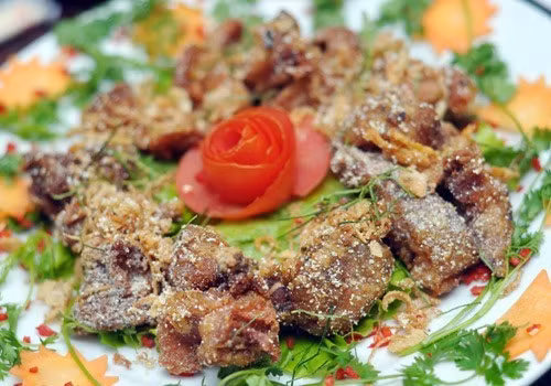 Chuột đồng rang muối: Sau khi làm sạch, chuột được chặt thành từng miếng nhỏ, ướp với hỗn hợp gồm muối, chanh, ngũ vị hương bột ngọt... cho thấm rồi rang chín trên lửa lớn. Món ăn này không chỉ có hương thơm khó cưỡng, vị đậm đà mà thịt chuột dai mềm, săn chắc.
