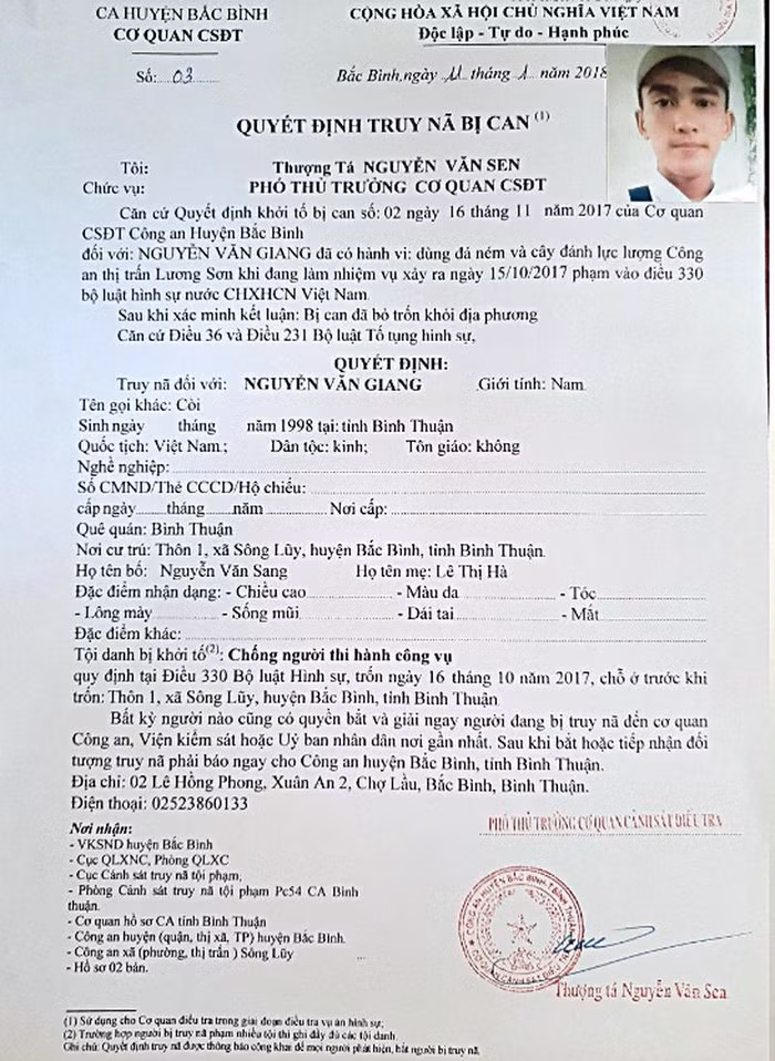 Thanh nien nem da vao cong an, cuop xe tang vat ra dau thu