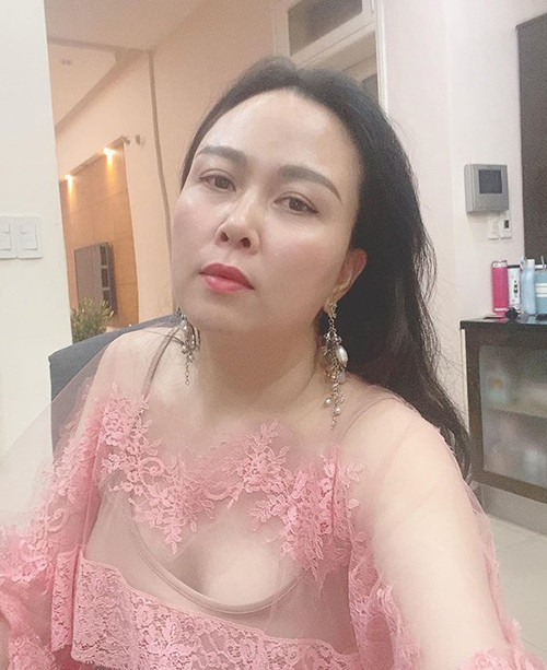 Khi ở nhà, Phượng Channel phối mẫu váy hồng sexy với áo hai dây màu da cũng không mấy hài hoà. Nếu chọn áo quây hoặc kiểu bra to bản tiệp màu ren hồng thì hình ảnh của nữ doanh nhân sẽ thu hút hơn.