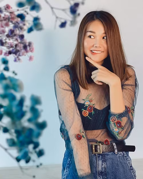 Thanh Hằng diện mốt áo lưới khoe trọn nội y gây “nhức mắt” người đối diện.