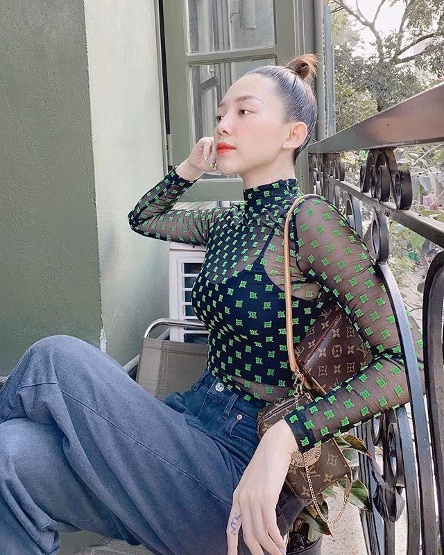 Không diện nguyên chiếc áo xuyên thấu, ca sĩ Tóc Tiên vẫn làm khán giả "ngộp thở" khi mix với áo dây ôm sát, tôn lên đường cong cơ thể.