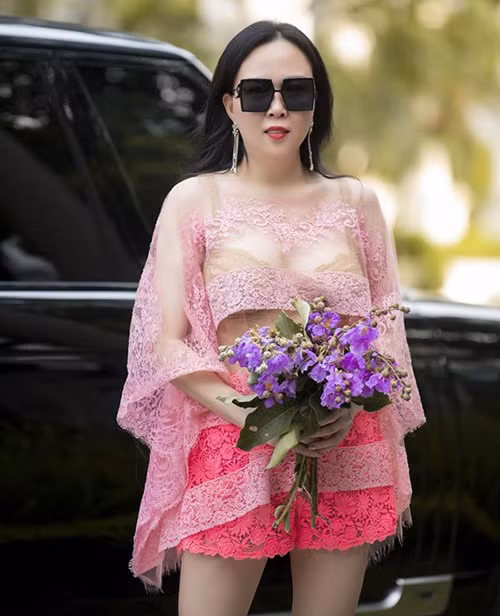  Mặc áo xuyên thấu xuống phố là xu hướng được sao Việt lăng xê mùa hè năm nay. Tuy nhiên, nhiều khán giả nhận xét, Phượng Chanel chưa thực sự tinh tế khi theo đuổi mốt này.