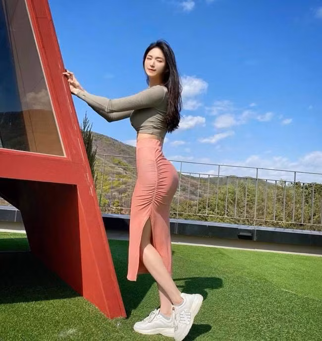 Người đẹp thường chọn trang phục gợi cảm chất lượng ôm sát.