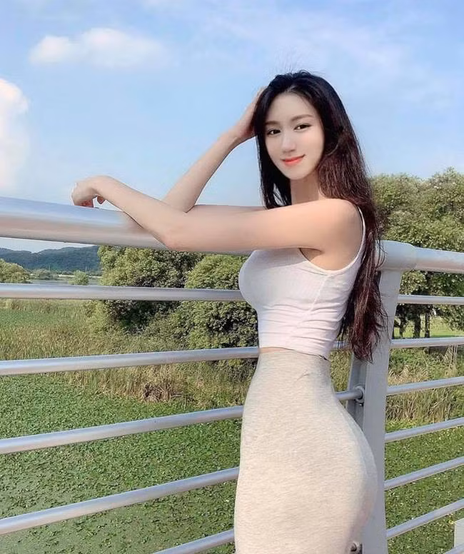 Cách ăn mặc gợi cảm của người đẹp phòng gym khiến bao chàng trai mê mẩn.