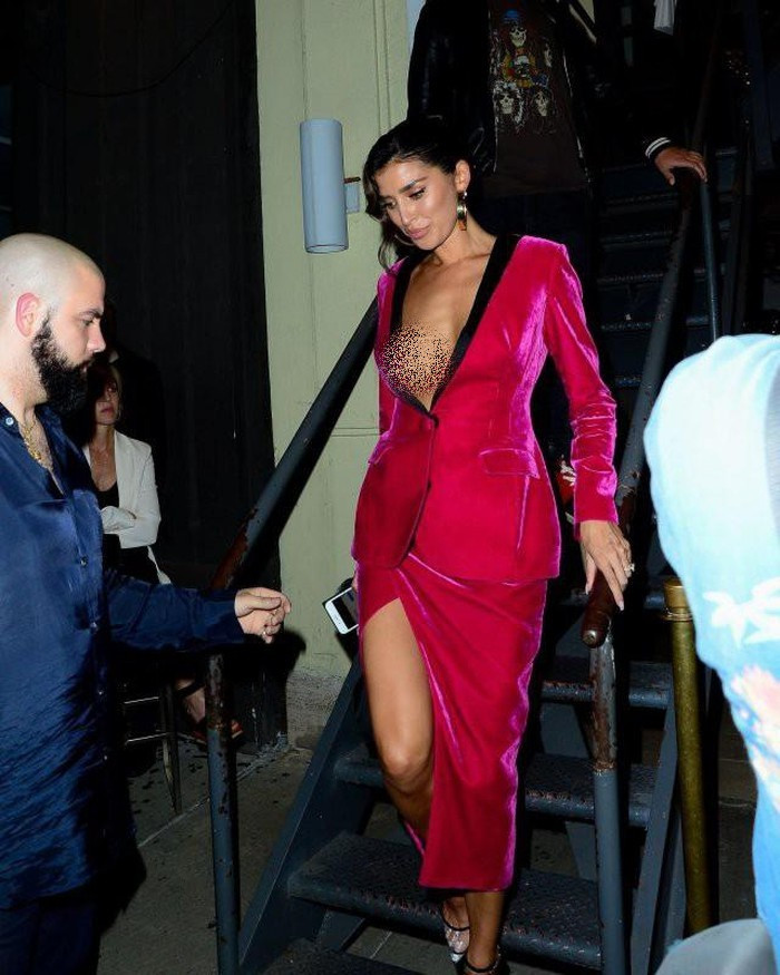 Ở góc ảnh nghiêng, Nicole Williams phô nguyên bầu ngực với phong cách thời trang không nội y.