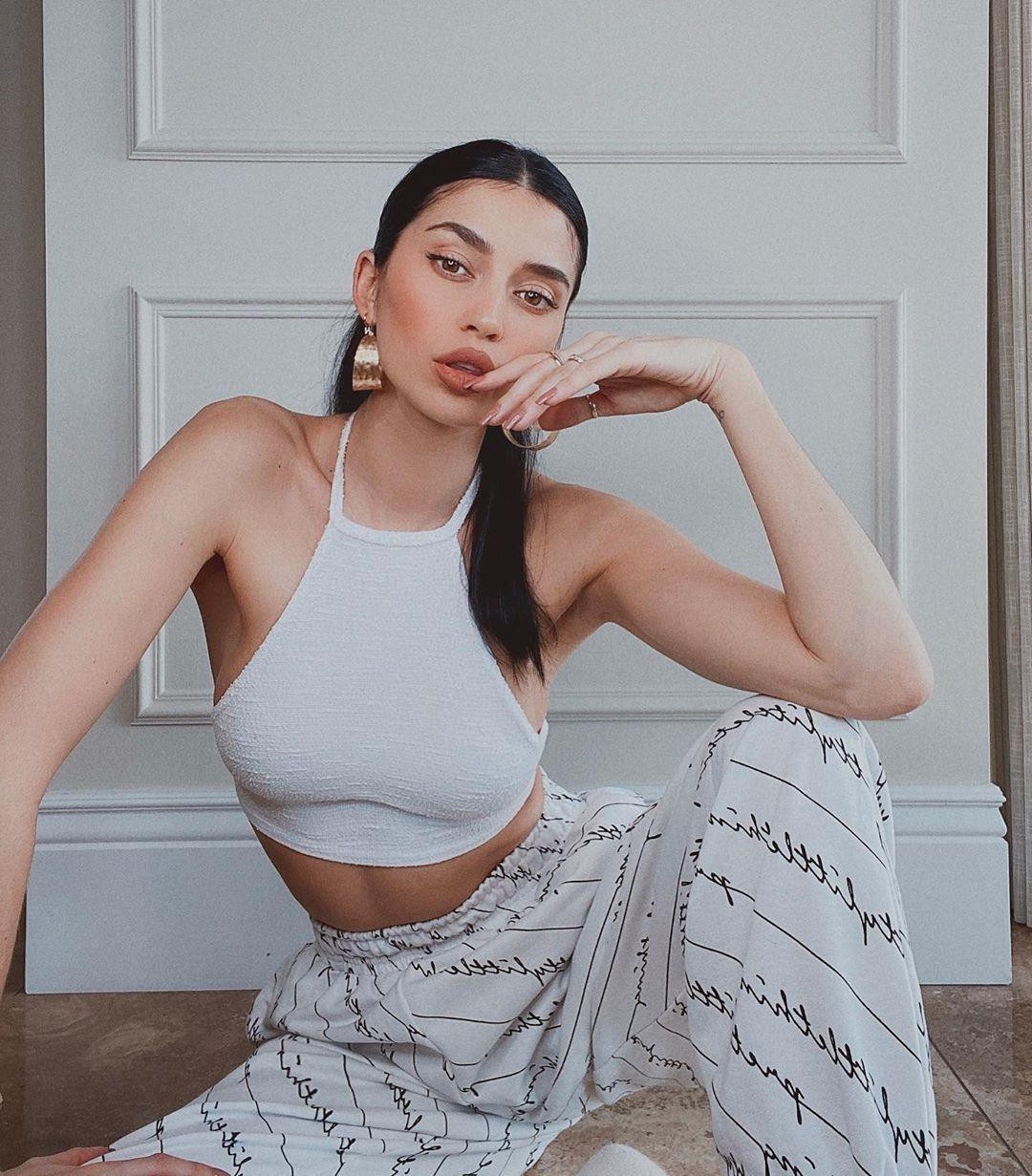 “Mỹ nhân có thân hình nóng bỏng nhất Canada” thường xuyên diện các mẫu áo yếm, nội y khoe thân hình nóng bỏng.