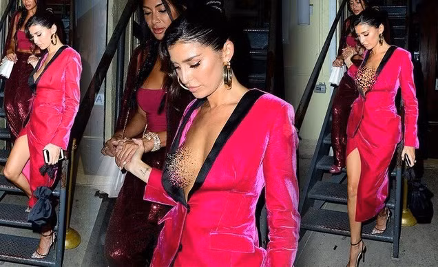 Nổi tiếng với phong cách thời trang gợi cảm táo bạo nhưng những lần ăn mặc hớ hênh của nàng mẫu sinh năm 1986 khiến nhiều người choáng váng.